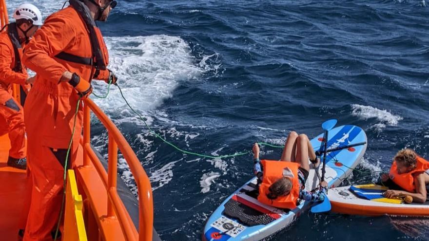 Salvamento Marítimo rescata a dos palistas de paddle surf a casi tres millas de Torrevieja