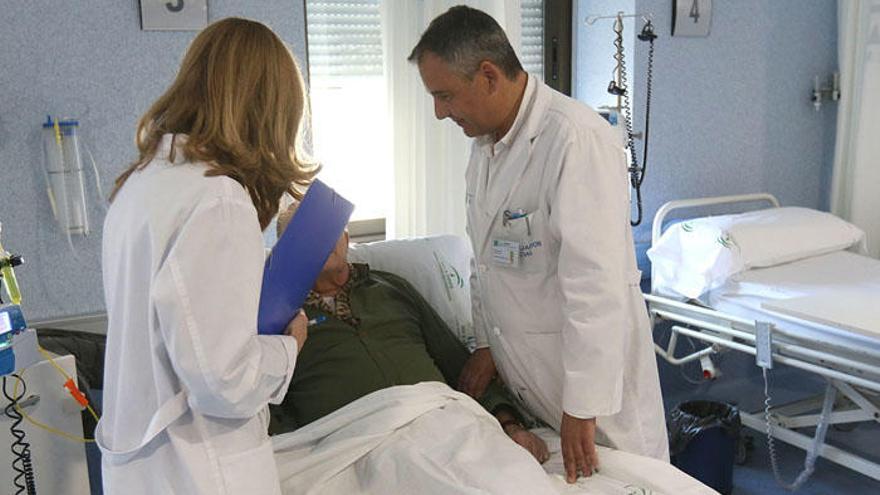 Médicos atienden a un paciente en un hospital de Málaga.