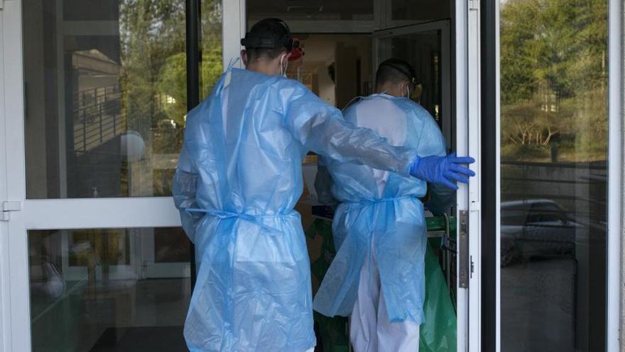 Personal sanitario accede a la residencia de Pereiro de Aguiar. // B. Lorenzo