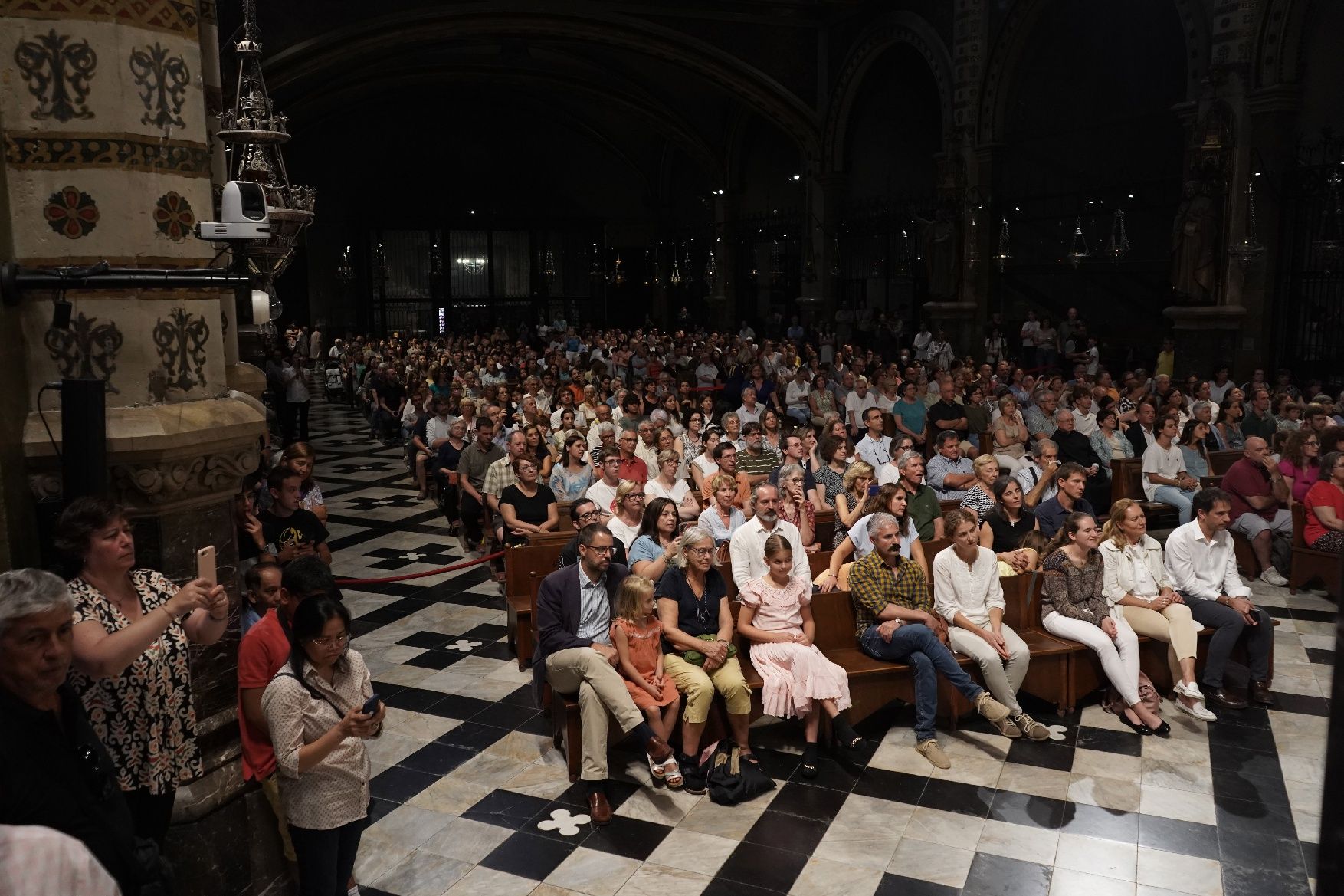 Montserrat vesteix les primeres escolanes de la història