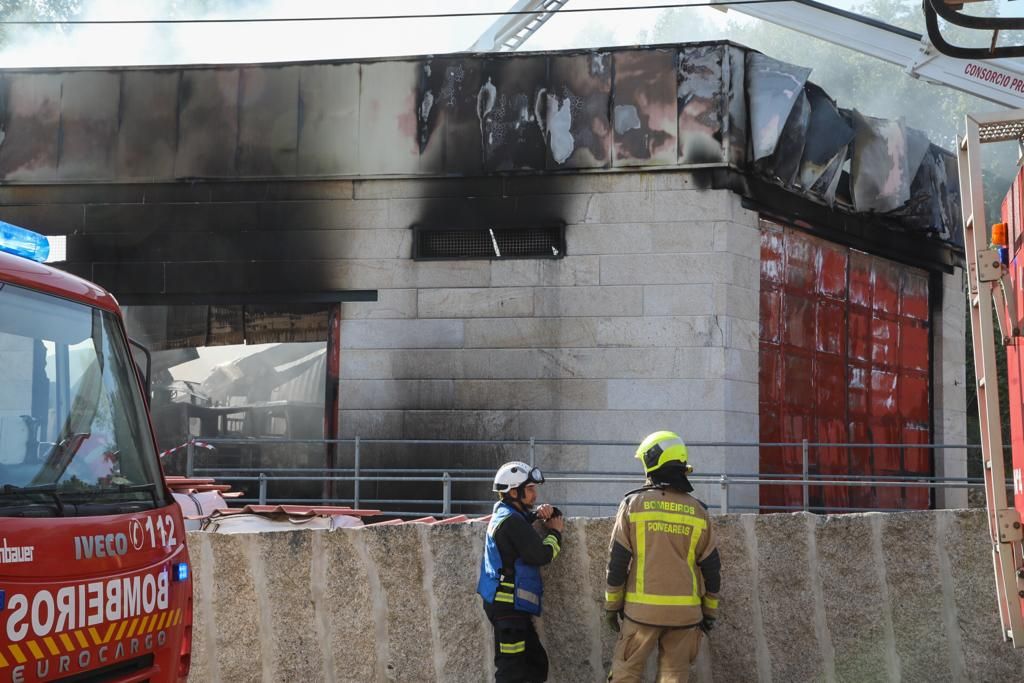 Incendio en una nave industrial de Mondariz