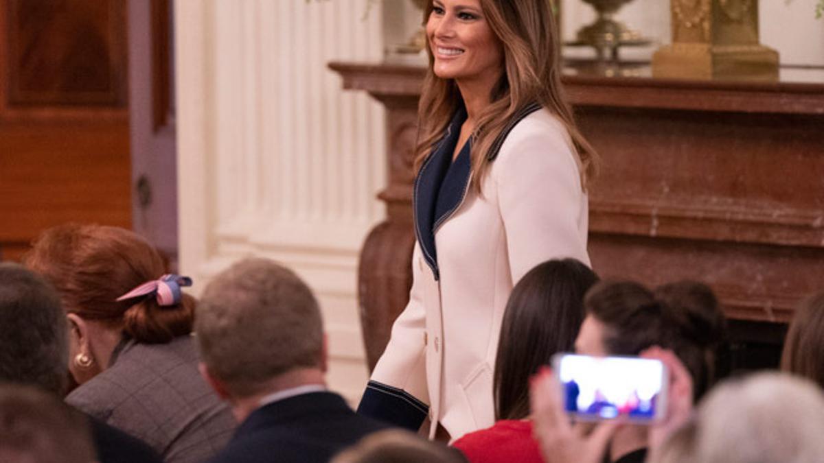 Melania Trump, sonriente con abrigo bricolor de Gucci