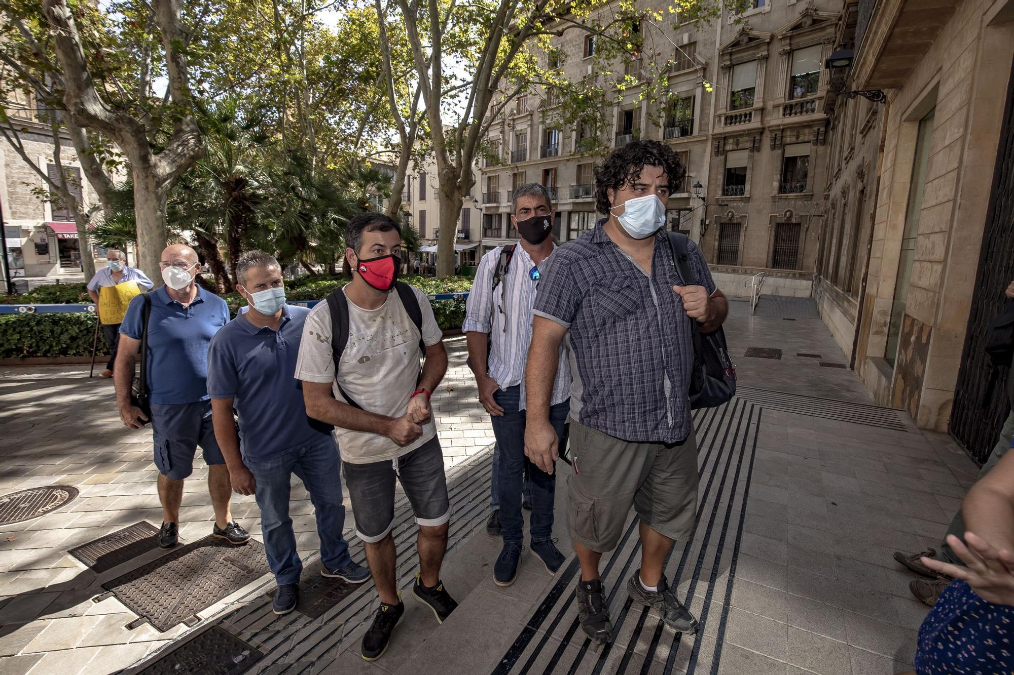 Conflicto laboral en la EMT: Reunión en Cort del comité de empresa de la EMT con el alcalde de Palma, José Hila