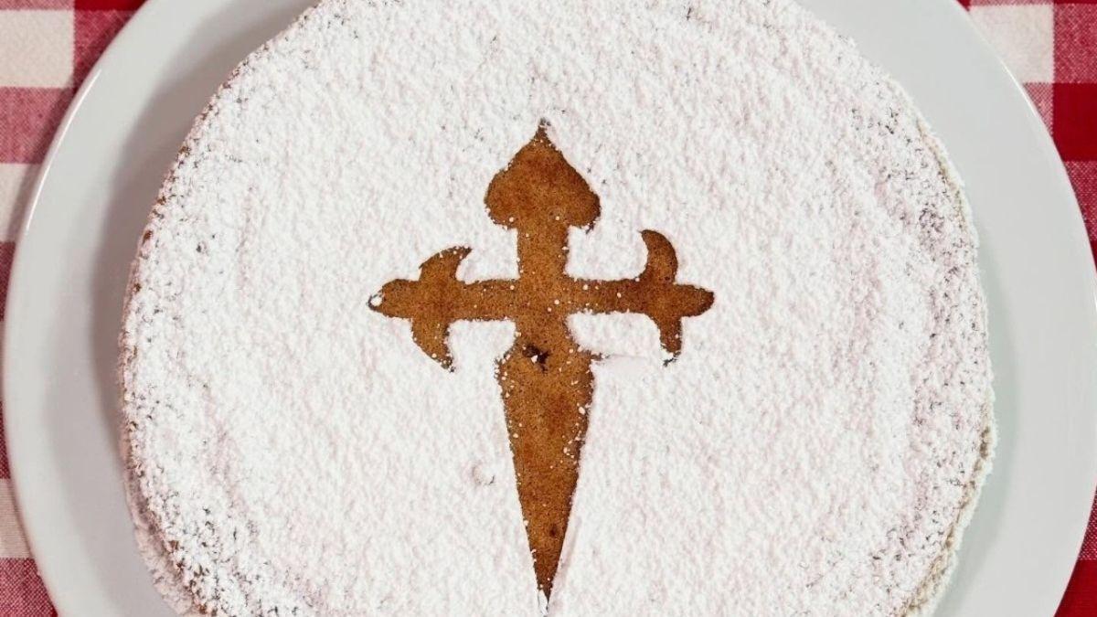 La tarta de Santiago de Compostela, uno de los dulces más representativos de Galicia.