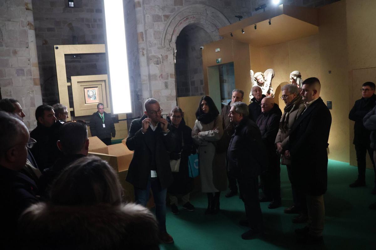 Chillón explica EsperanZa a miembros de la Junta pro Semana Santa.