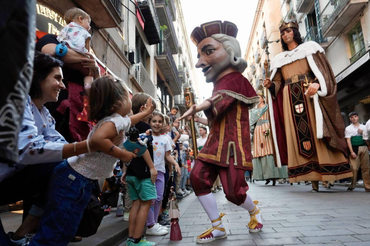 Toc d’inici de la Mercè 2025, gigantes y bestias en la plaza Sant Jaume de Barcelona