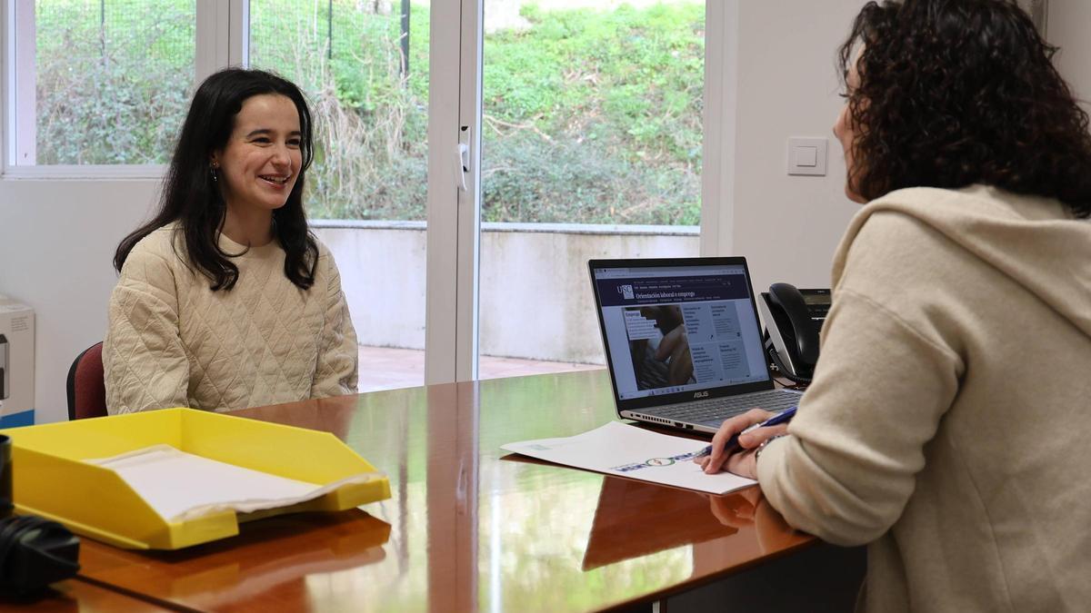 Una alumna durante una entrevista presencial con Charo García, una de las trabajadoras del área de orientación laboral de la USC