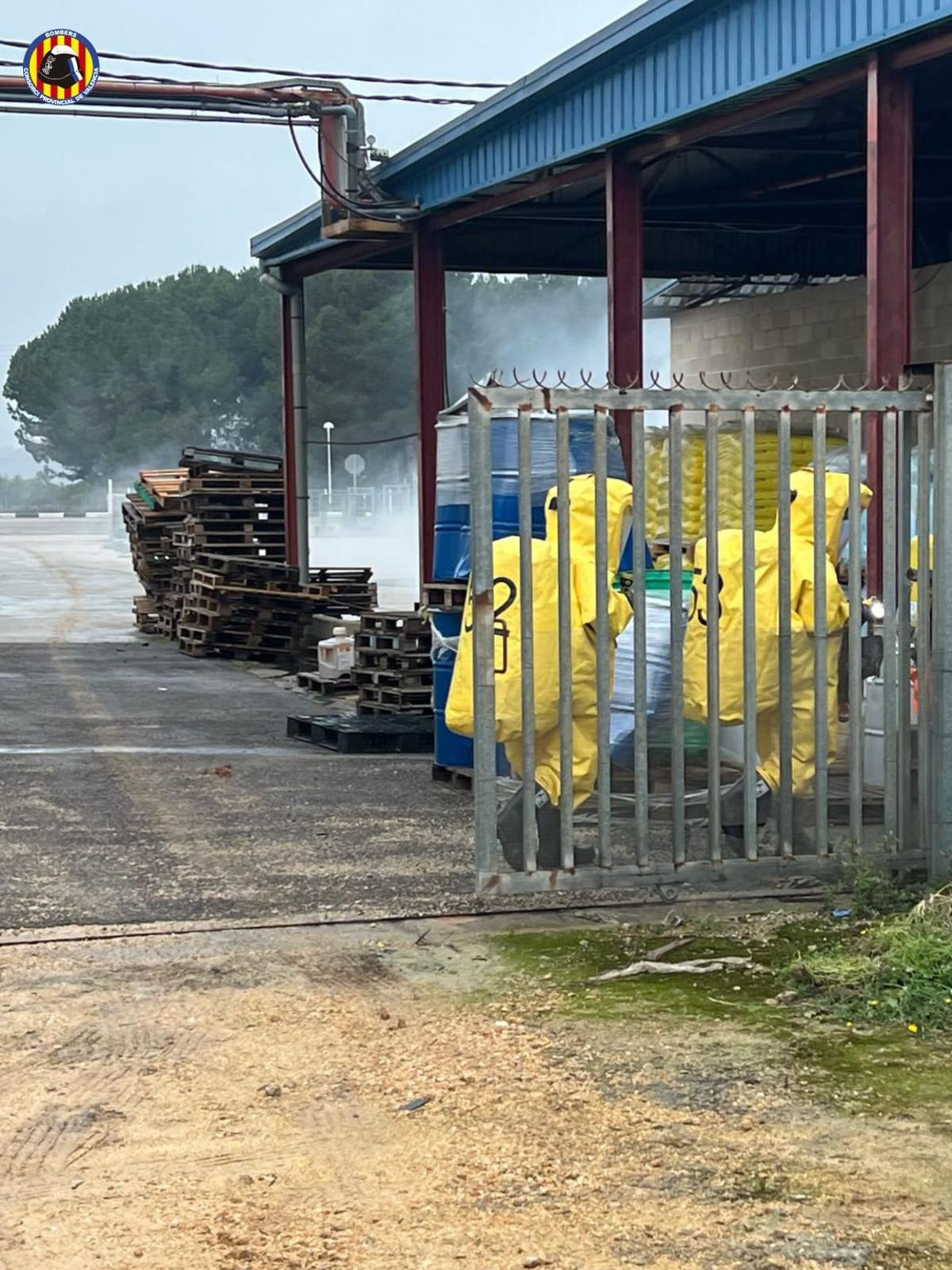 Los bomberos han utilizado trajes de protección química para acceder a la empresa.