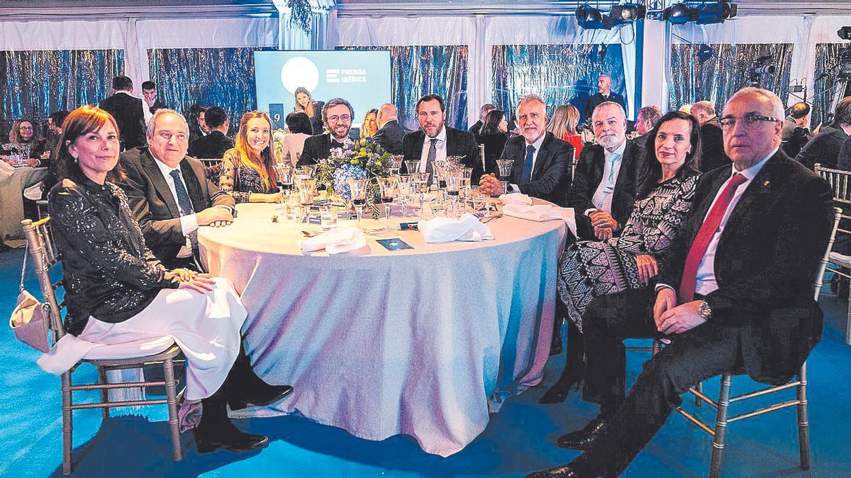 El CEO de Prensa Ibérica Aitor Moll y su esposa Usoa Arregui junto a los ministros Jordi Hereu, Óscar Puente, Ángel Víctor Torres, el presidente del COE, Alejandro Blanco y la presidenta de Red Eléctrica, Beatriz Corredor