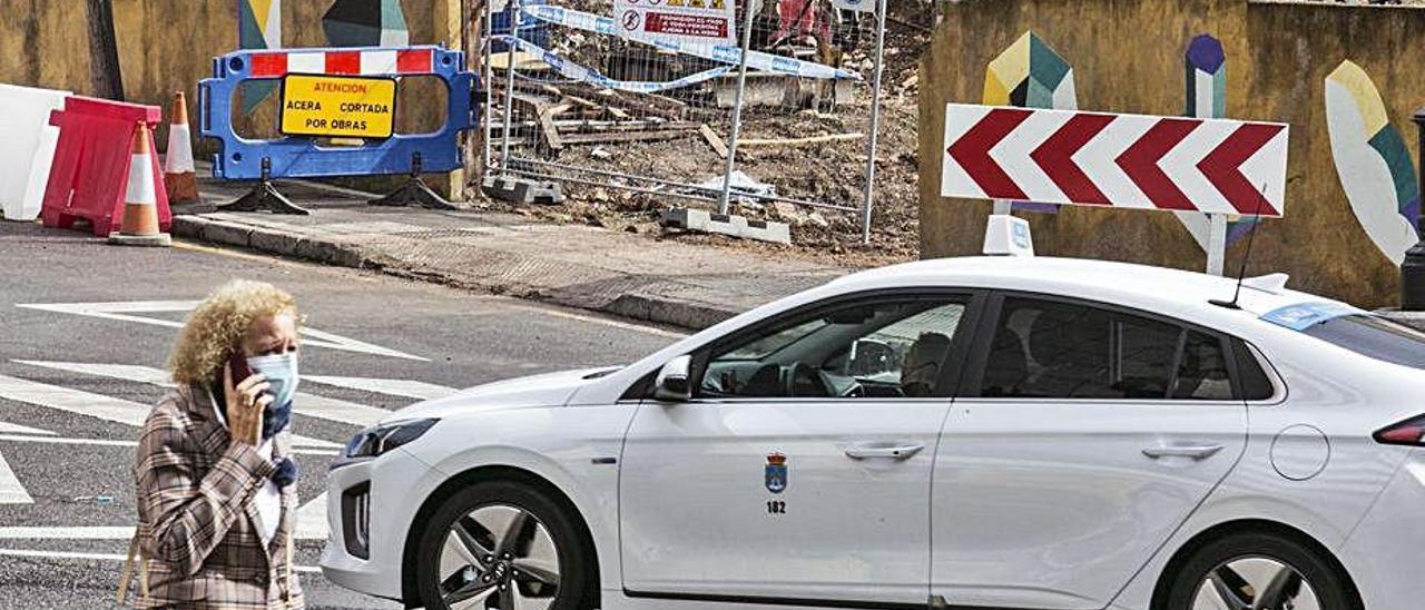 Un taxi circula por la zona del puente de Ciudad Naranco.