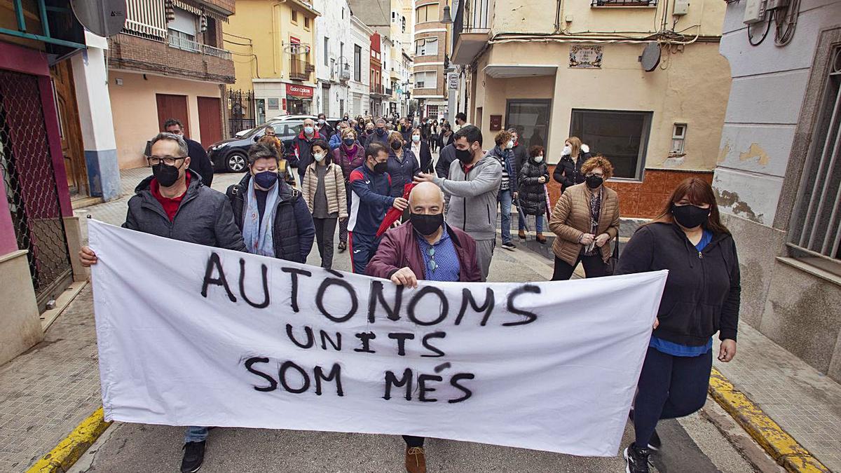 Participantes en la protesta cívica celebrada ayer por las calles de Castelló. | PERALES IBORRA