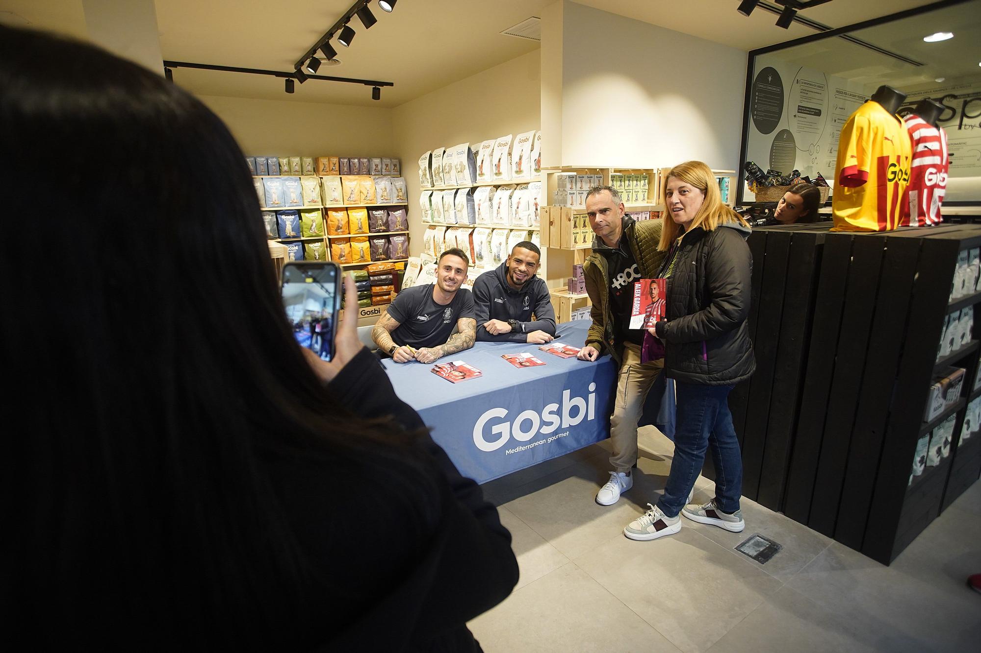 Firma d'autògrafs d'Aleix Garcia i Alex Callens a la botiga Gosbi LAB