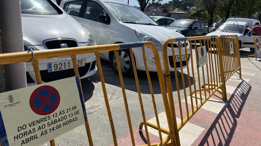 Señales advirtiendo de restricciones de aparcamiento en O Señal.