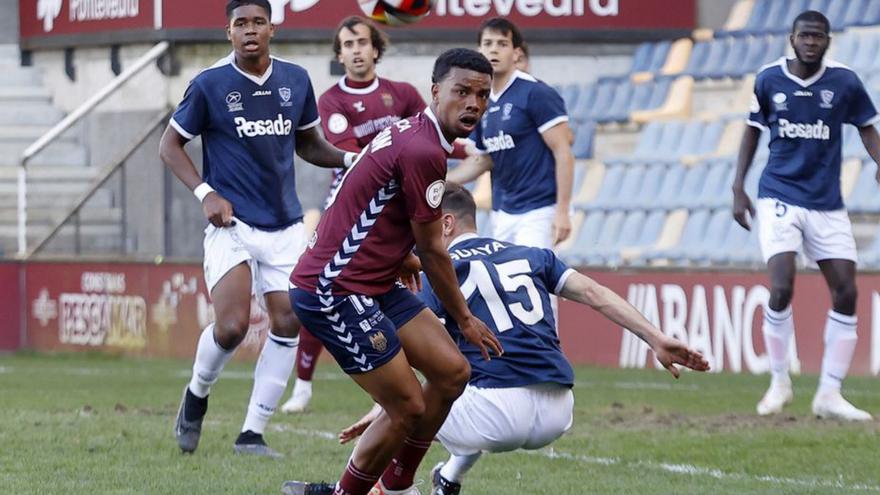 Dálisson persigue el balón en el partido contra el Marino.