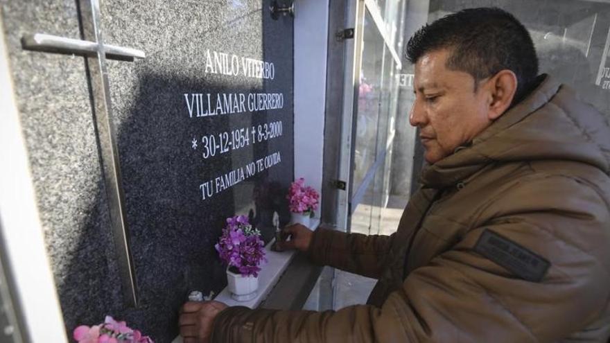 El sobrino de Anilo Viterbo limpia su tumba.