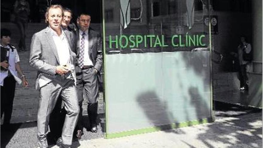 Sandro Rosell, acompanyat de Jordi Monés i Josep Maria Bartomeu, sortint del centre hospitalari.
