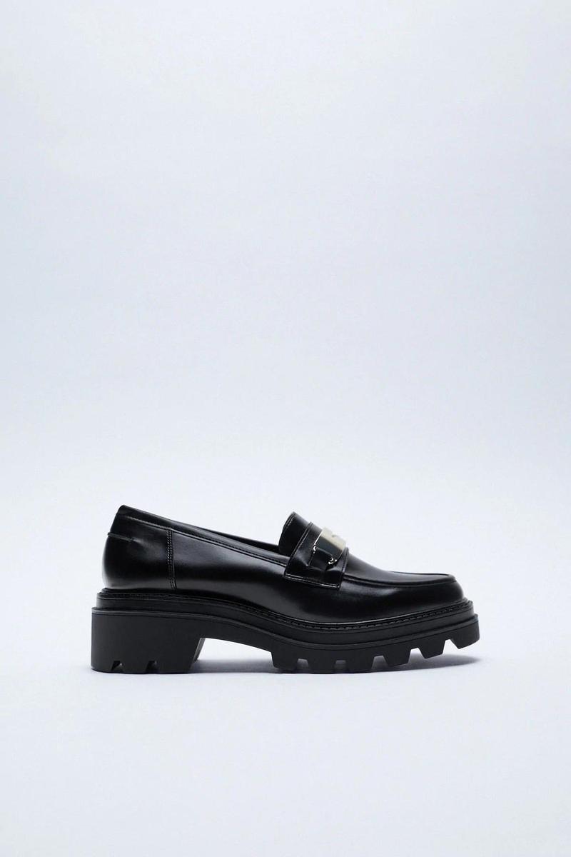 Mocasín negro con suela track, de Zara (35,95 euros)