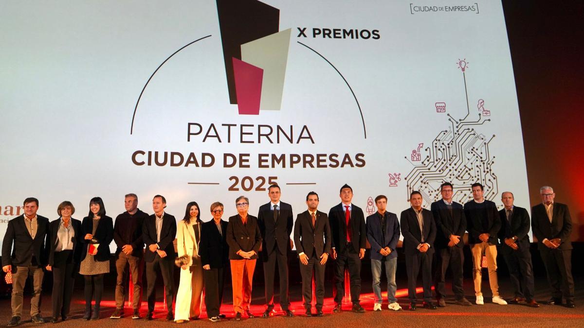 Foto de grupo con los ganadores de la décima edición de los premios ‘Paterna, Ciudad de Empresa’.