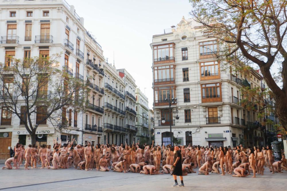 Spencer Tunick desnuda a 2.000 personas en València frente a las Torres de Serranos