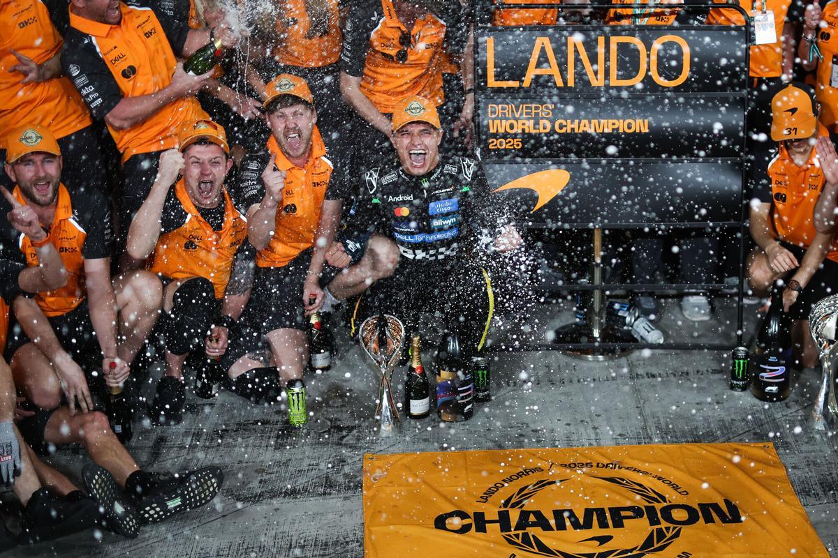 NORRIS Lando (gbr), McLaren F1 Team MCL39, portrait celebration during the 2025 Formula 1 Abu Dhabi Grand Prix, 24th round of the 2025 FIA Formula One World Championship from December 05 to 07, 2025 on the Yas Marina Circuit, in Abu Dhabi, United Arab Emirates - Photo / DPPI AFP7 07/12/2025 ONLY FOR USE IN SPAIN