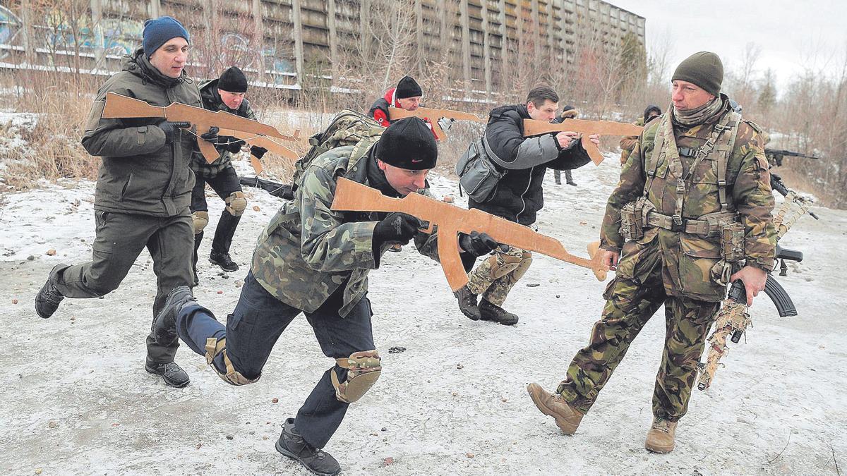 Reservistas ucranianos hacen ejercicios militares en Kiev.