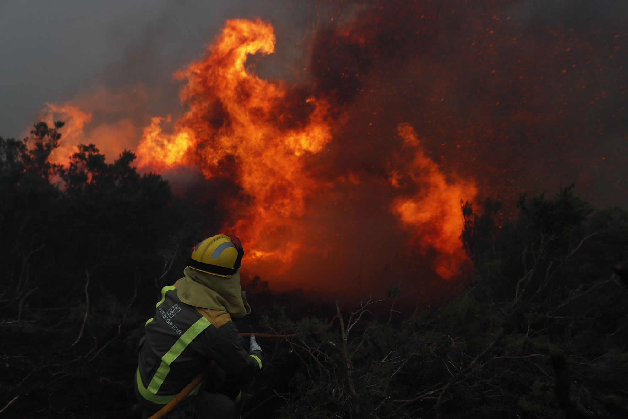 El viento alimenta la primera ola de incendios del año en Galicia en Baleira