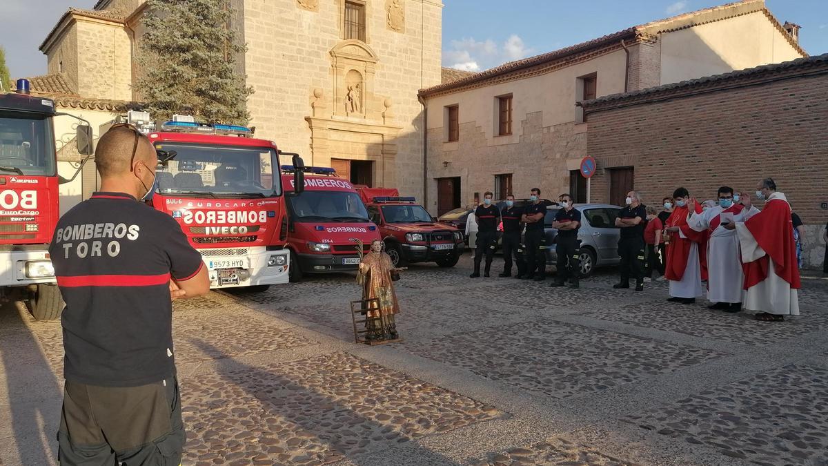 Los párrocos se disponen a bendecir los vehículos de los bomberos