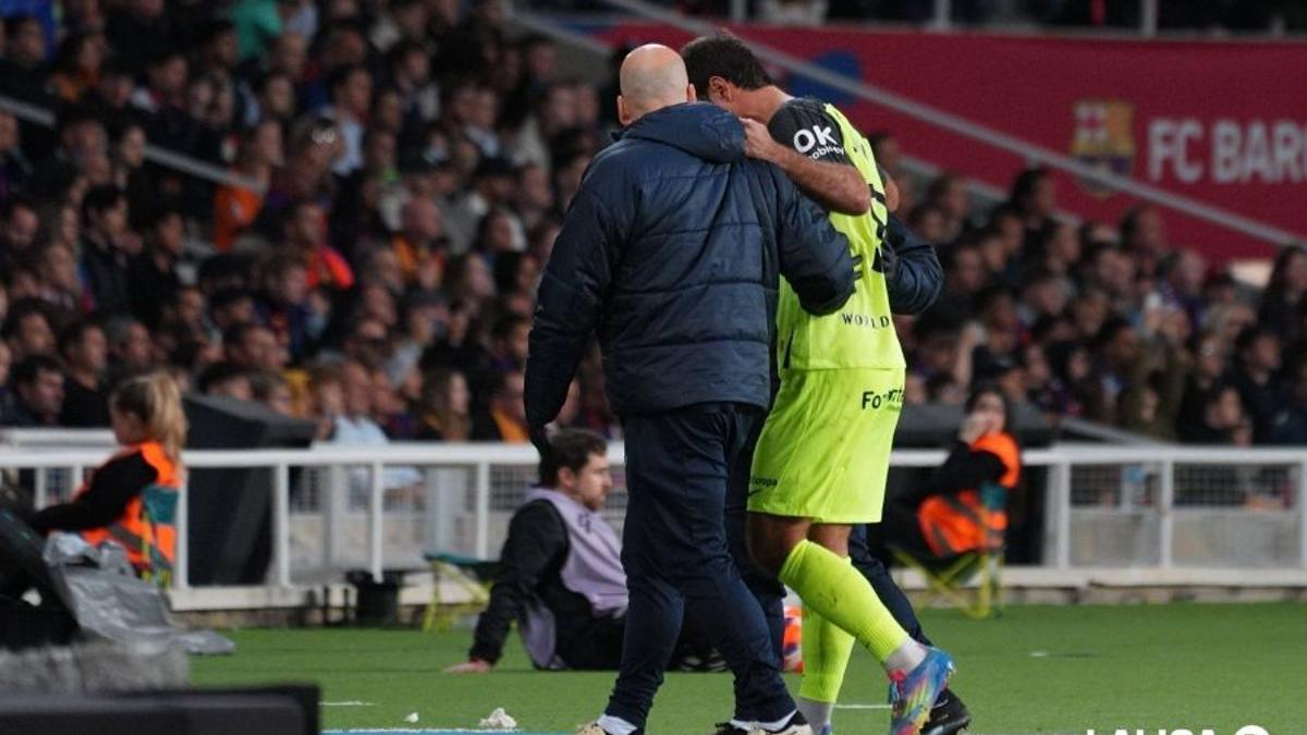Abdón abandona el césped junto al doctor tras lesionarse.