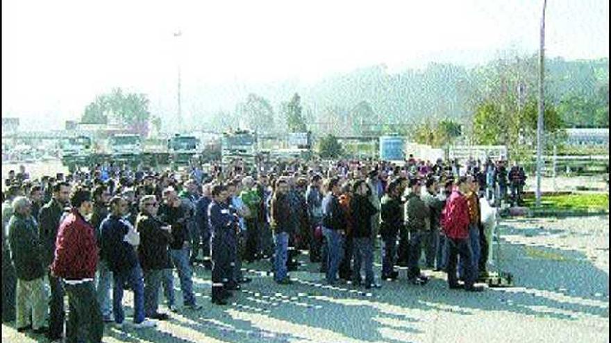 Los trabajadores, durante la concentración a las puertas de la factoría de Ence-Navia.