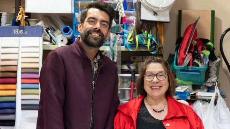 Jorge Santos, con Celia López, tras el mostrador de Velvet. | Cedida por Distrito Mallos y @Jcriss