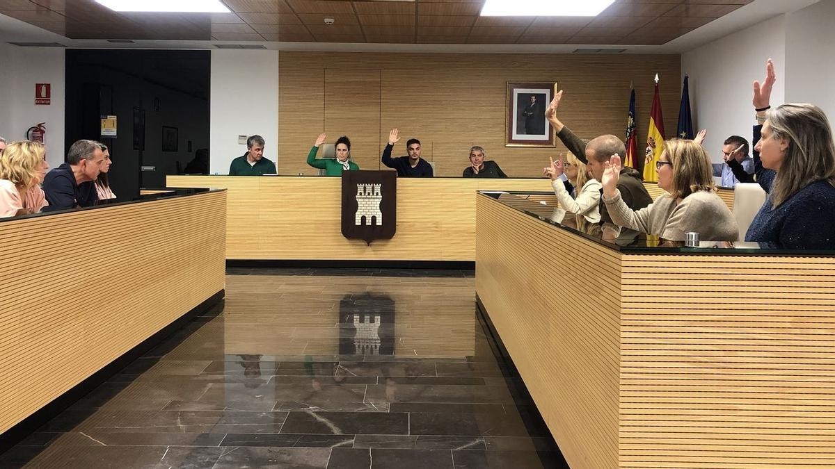 El pleno del Ayuntamiento de Almassora ha aprobado este jueves, con los votos favorables del equipo de gobierno, la negativa del Partido Popular y la abstención de Compromís, el presupuesto municipal para 2023.