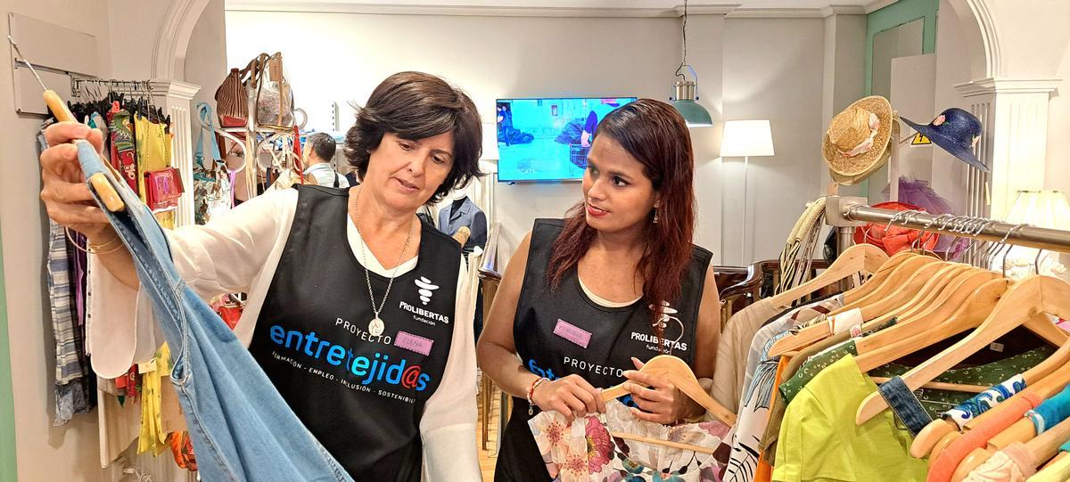 Elena Martín, monitora, junto a Claudia Peña, una de las mujeres empleadas dentro del proyecto Entretejid@s