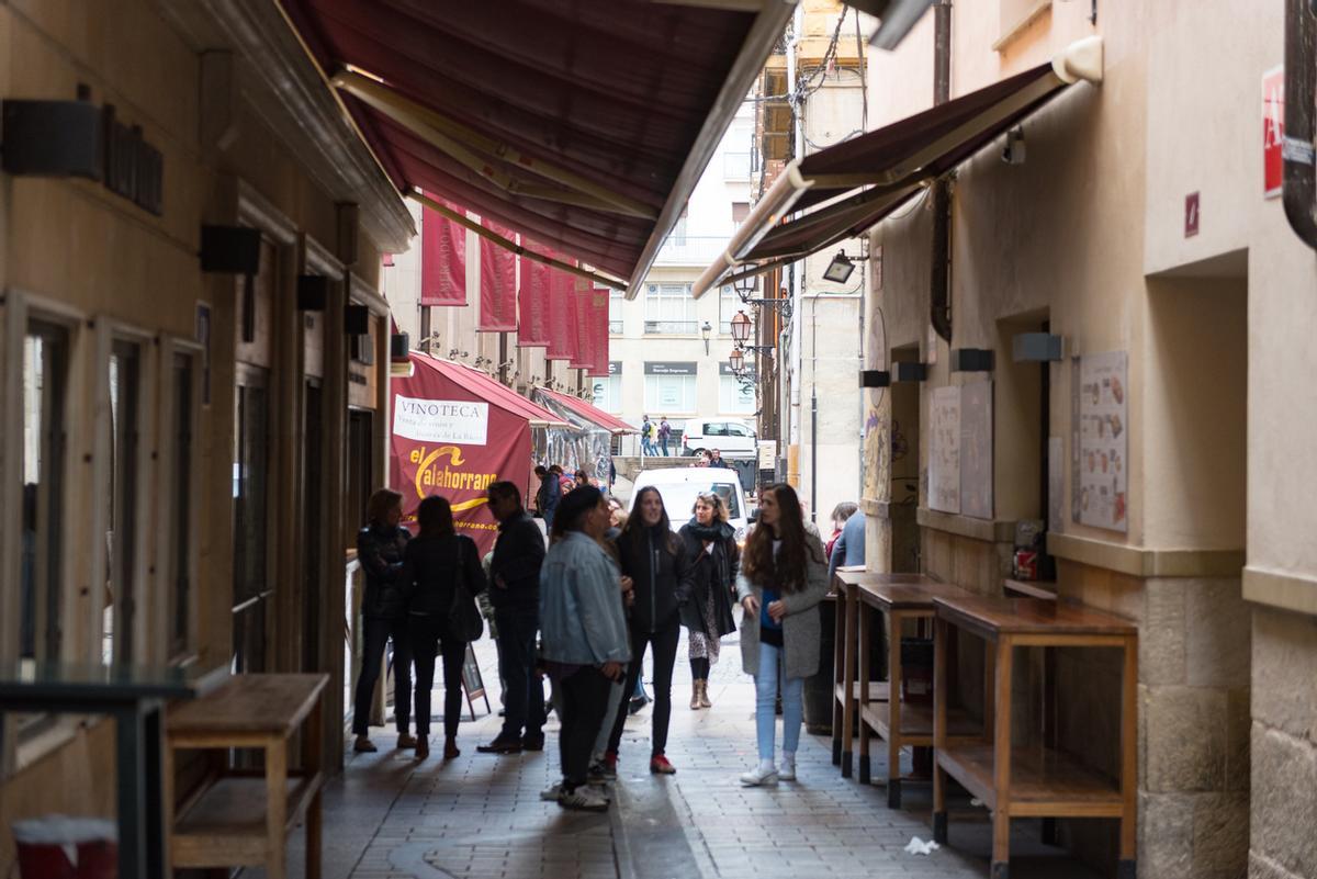 Es una de las calles del casco antiguo de Logrono (la Rioja, España), famosa por ser una de las tapas típicas de la ciudad