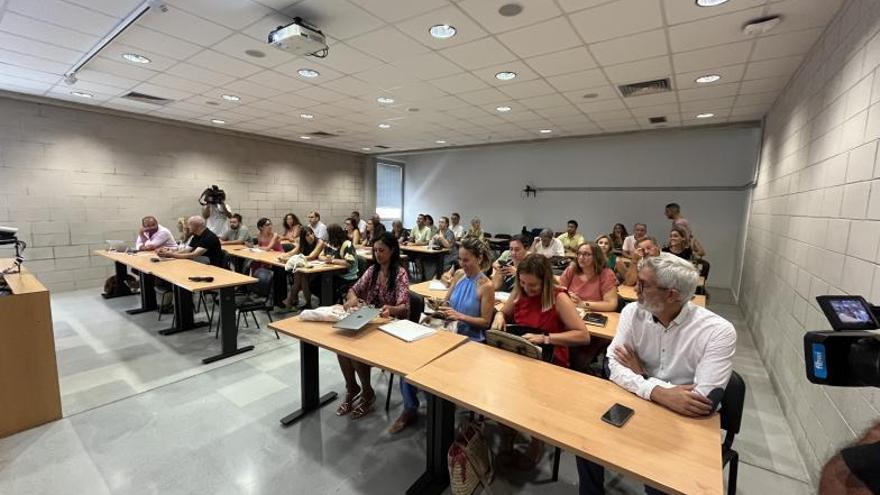 La reunión ayer entre el conseller Antoni Vera y los cerca de 70 alcaldes y concejales, celebrada en el edificio Jovellanos de la UIB.