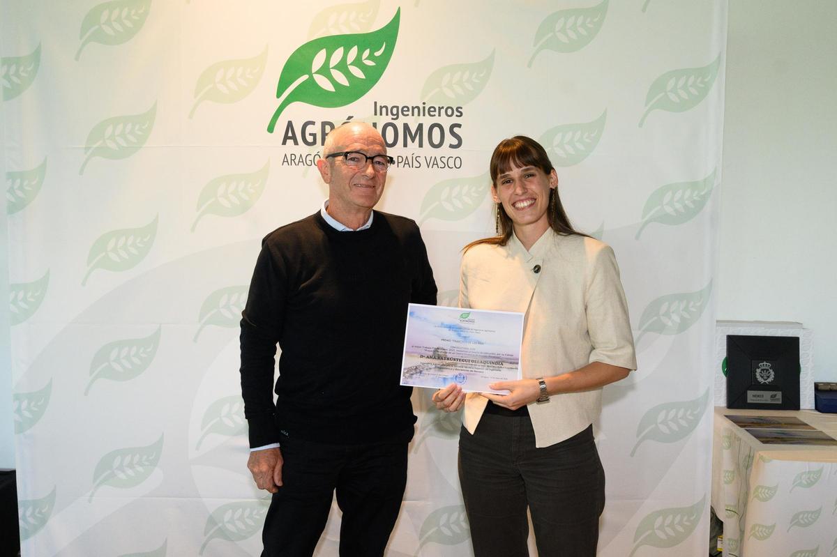 Ana Satrústegui Ollaquindia también recibió el Premio Francisco de los Ríos al Mejor Trabajo Fin de Máster Proyecto de Ejecución que le hizo entrega Joseba Llona, miembro de la junta de gobierno.