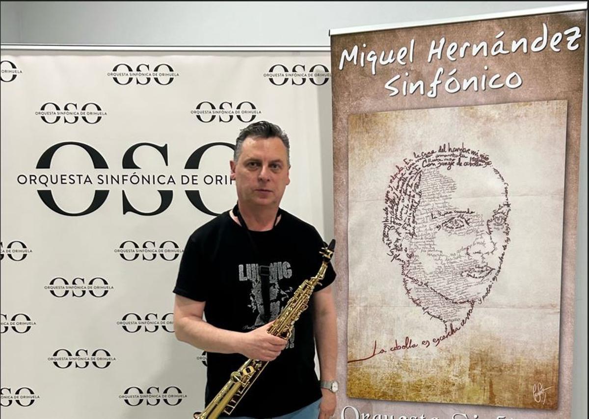 Rafael Lozano, junto al cartel