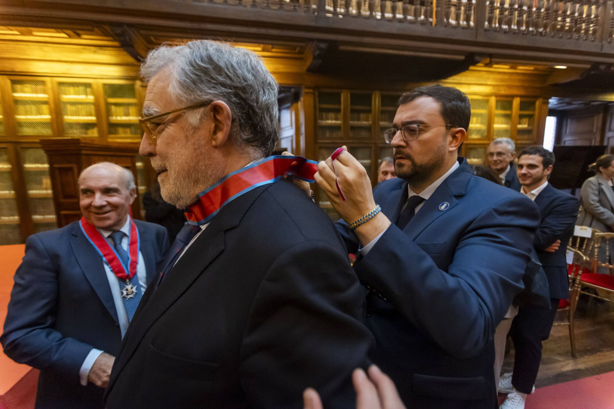 EN IMÁGENES: El ministro Félix Bolaños condecora a ocho funcionarios asturianos