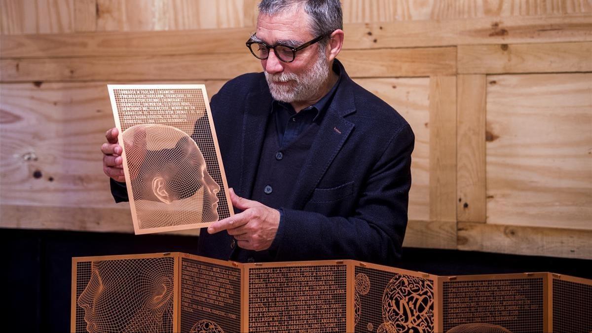 El escultor Jaume Plensa, con las transparencias en cobre del libro de bibliofilia con poemas de Vicent Andrés Estellés.