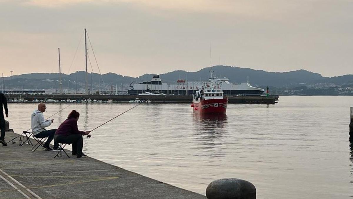 Un buque del Gran Sol a su llegada al muelle de Vigo