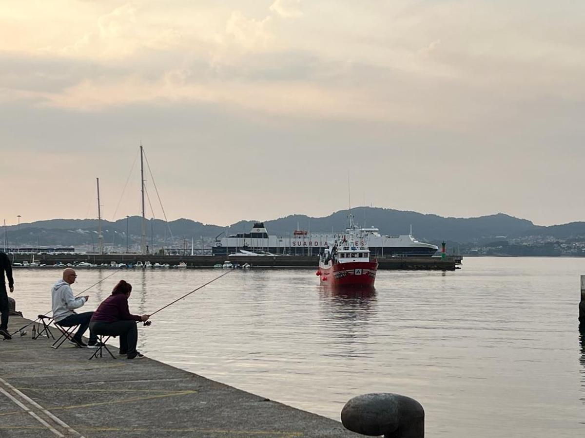Un buque del Gran Sol a su llegada al muelle de Vigo