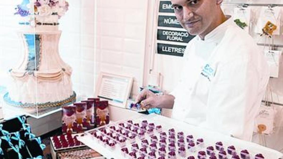 Dani Dominguez, maestro chocolatero de Escribà, con sus bombones.