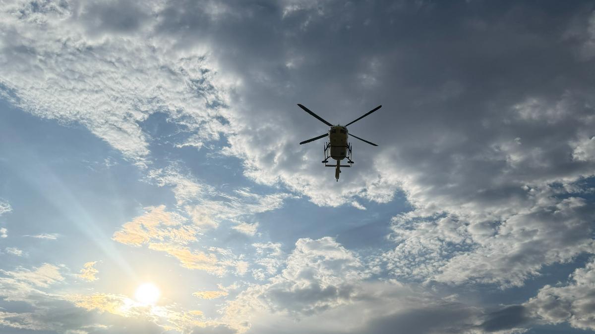 Un camionero de 54 años, evacuado en helicóptero tras volcar su tráiler en la M-100 a la altura de Cobeña.