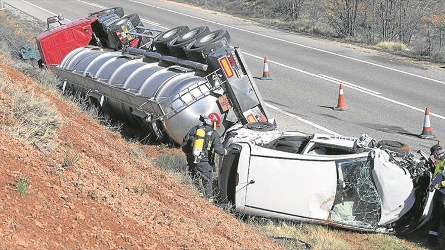 La N-420, cortada al volcar un camión cargado con amoniaco