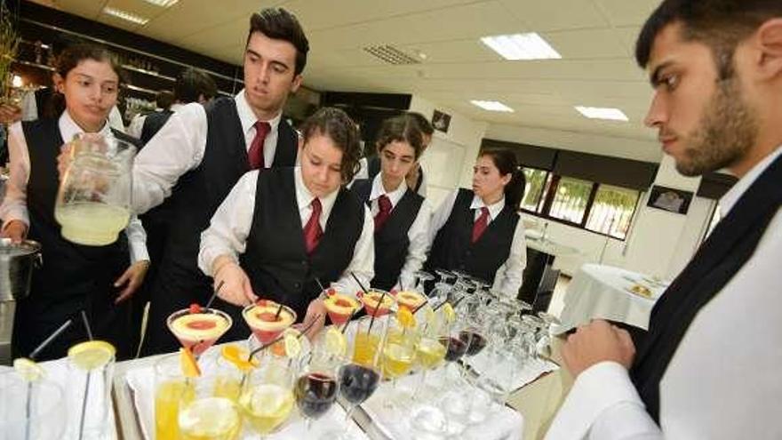 Arriba, los alumnos ejercen de guías para jóvenes franceses y de A Coruña; izquda, alumnos en la apertura del restaurante del CIFP Carlos Oroza.  // Gustavo Santos