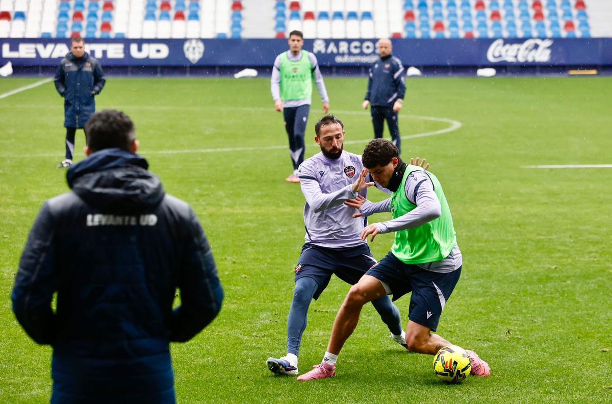 Entrenamiento a puertas abiertas del Levante UD