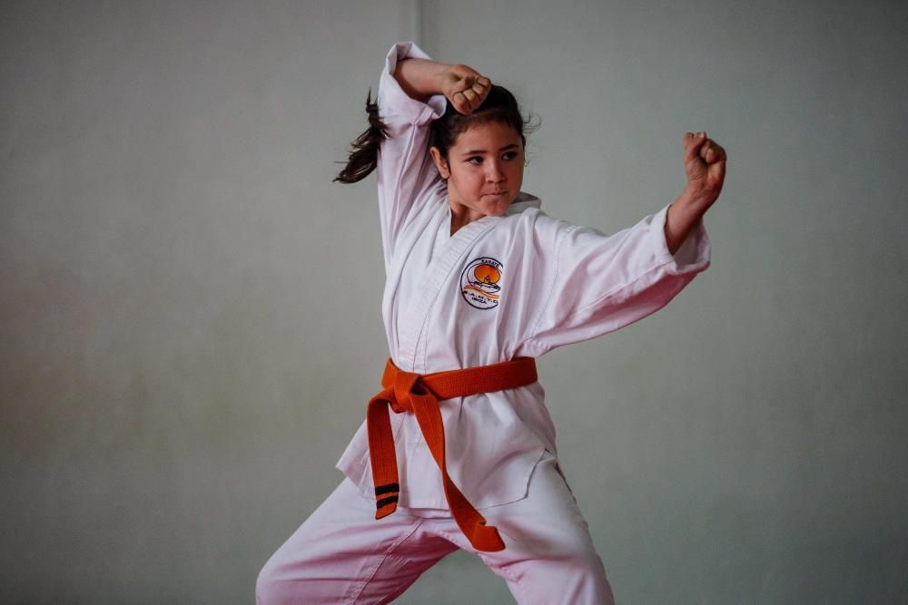 Alrededor de unos 60 karatecas de los diferentes clubes de la isla mostraron en Sant Antoni su nivel en la modalidad de kata