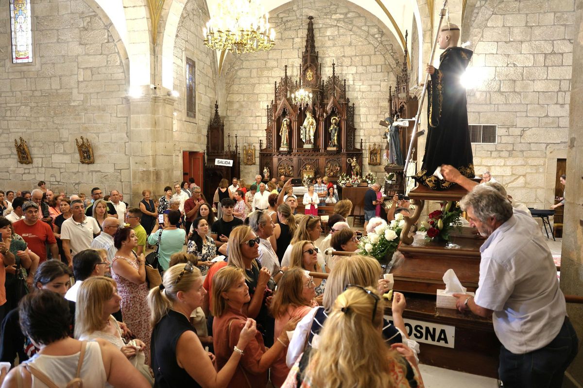 Los fieles llenaron la iglesia para acercarse al "máis milagreiro".