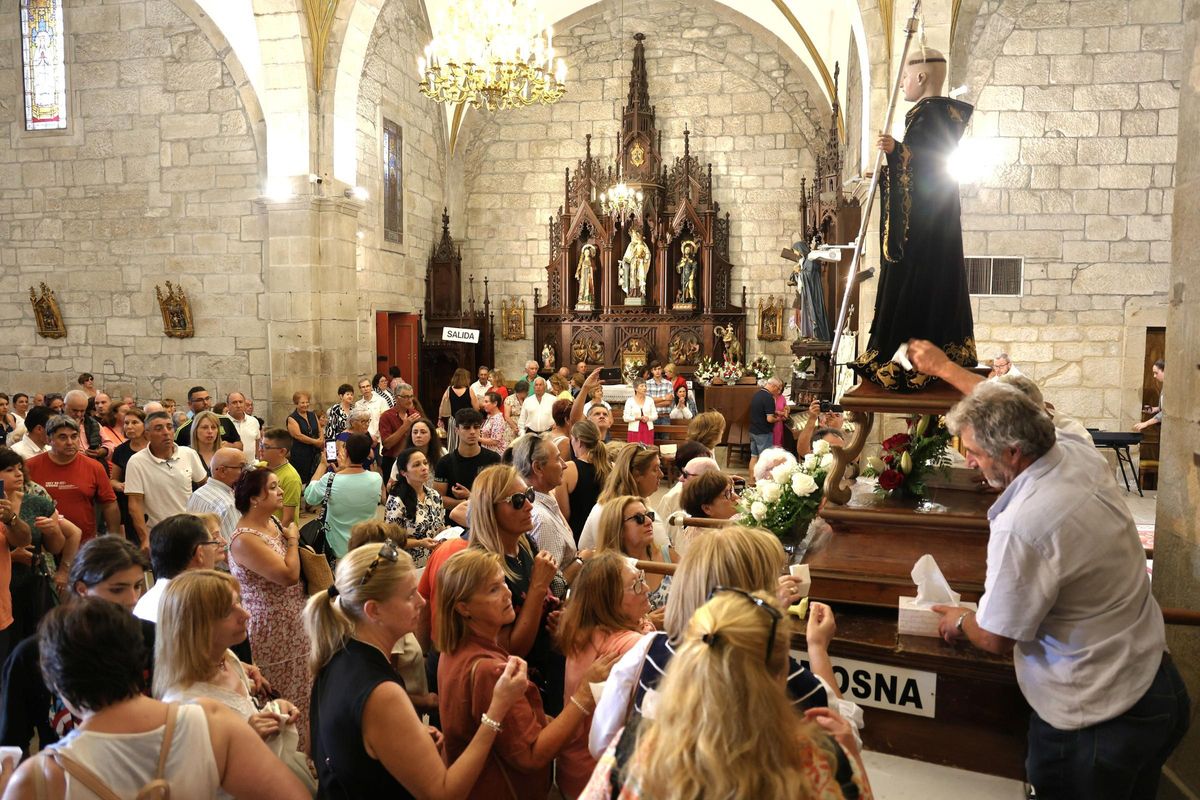 Los fieles llenaron la iglesia para acercarse al &quot;máis milagreiro&quot;.