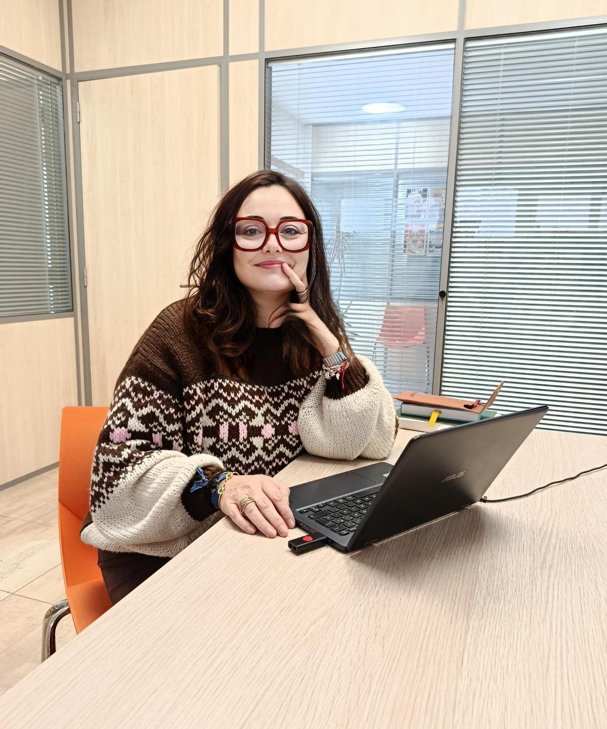 La psicóloga Isabel María Varela, en uno de los centros de APEM, en A Coruña.