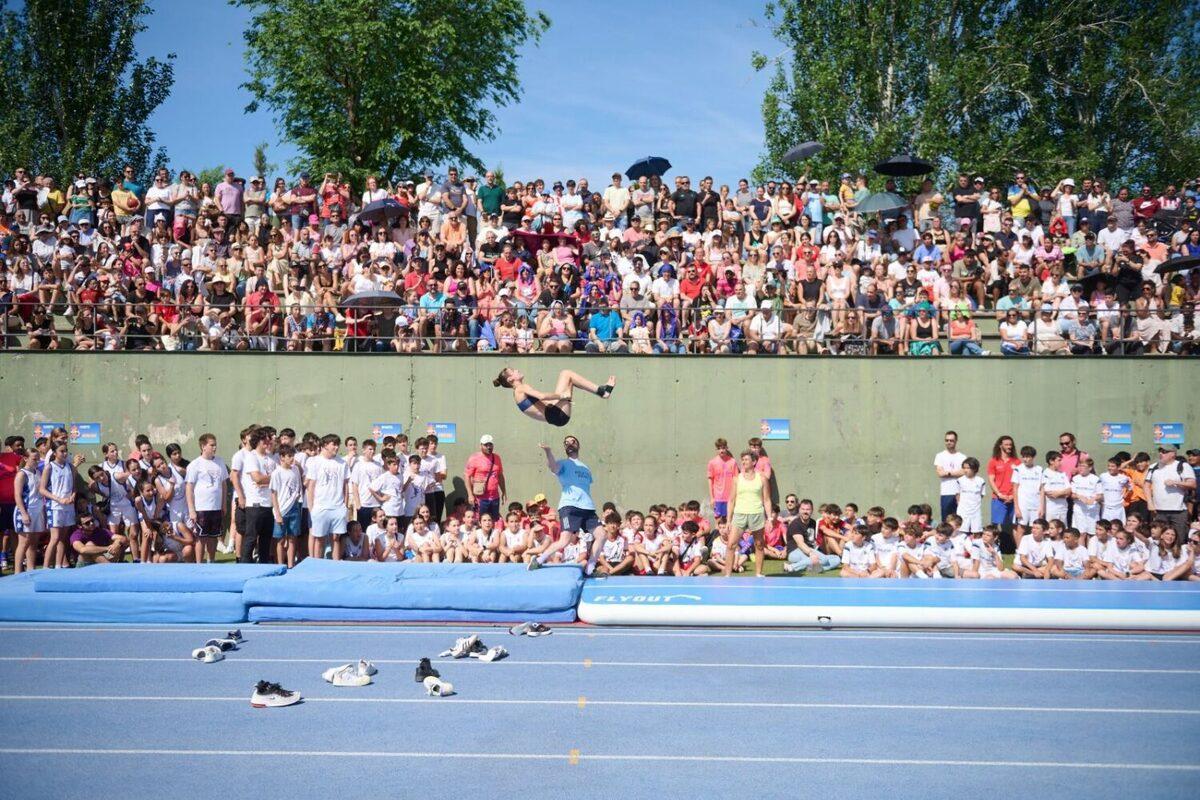 Una gimnasta realizando un salto durante la ceremonia del sábado 7 de junio